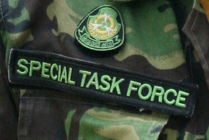 STF ලොක්කියක් පිරිමි වෙස්ගෙන අමුතු රැඟුමක STF ලොක්කියක් පිරිමි වෙස්ගෙන අමුතු රැඟුමක