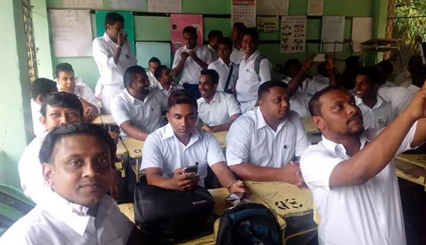 centigradz ආයෙමත් පාසල් ඇවිත්… (ඡායාරූප) centigradz ආයෙමත් පාසල් ඇවිත්… (ඡායාරූප)