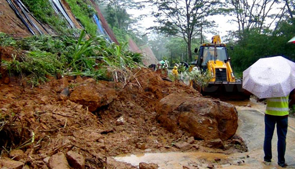 හැටන් කොළඹ ප්‍රධාන මාර්ගයේ එක් කොටසක් තාවකාලිකව වසා දමයි…