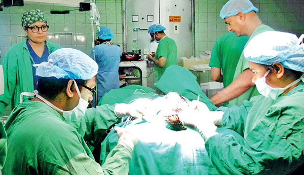 වෛද්යවරු 200 – හෙදියන් 300 ගනියි වෛද්යවරු 200 – හෙදියන් 300 ගනියි