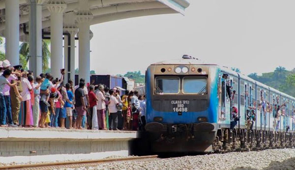 දුම්රිය දෙපාර්තමේන්තුව සිදුකරන වැටලීම්වලදී අයකරගත් දඩ මුදල ලක්ෂ 53ක් දුම්රිය දෙපාර්තමේන්තුව සිදුකරන වැටලීම්වලදී අයකරගත් දඩ මුදල ලක්ෂ 53ක්