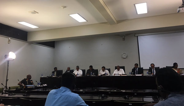 හමුදාපතිවරයා පාර්ලිමේන්තු කාරක සභාව හමුවට පැමීණෙයි හමුදාපතිවරයා පාර්ලිමේන්තු කාරක සභාව හමුවට පැමීණෙයි