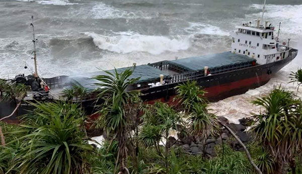 දැඩි සුළඟට හසුවූ ග්ලෝරි රූමස්සල කන්දේ ගැටෙයි (photo) දැඩි සුළඟට හසුවූ ග්ලෝරි රූමස්සල කන්දේ ගැටෙයි (photo)