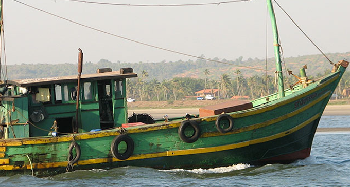අනතුරට පත් ඉන්දීය ධීවරයින් සිව් දෙනෙකු නාවික හමුදාව බේරාගනී අනතුරට පත් ඉන්දීය ධීවරයින් සිව් දෙනෙකු නාවික හමුදාව බේරාගනී