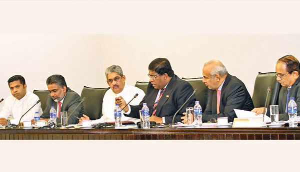 ජනපති පත්කල ත්රිපුද්ගල කමිටු සාමාජිකයෝ අද (20) තේරීම් කාරක සභාවට ජනපති පත්කල ත්රිපුද්ගල කමිටු සාමාජිකයෝ අද (20) තේරීම් කාරක සභාවට