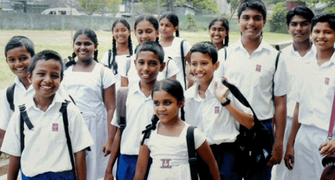 පාසල් සිසුන්ට නිල ඇඳුම් හා සපත්තු වව්චර්පත් පාසල් සිසුන්ට නිල ඇඳුම් හා සපත්තු වව්චර්පත්
