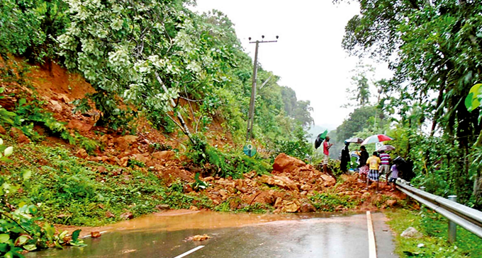 හක්මන ප්රදේශයේ පස්කඳු කඩාවැටීමෙන් මාර්ග බාධා හක්මන ප්රදේශයේ පස්කඳු කඩාවැටීමෙන් මාර්ග බාධා