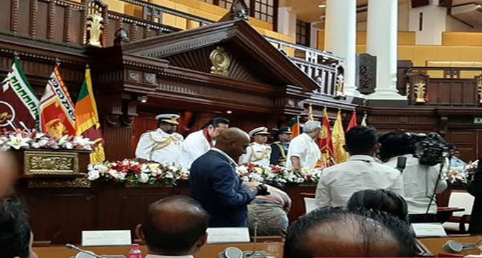 නව ආණ්ඩුවේ අමාත්ය මණ්ඩලය දිවුරුම් දෙයි නව ආණ්ඩුවේ අමාත්ය මණ්ඩලය දිවුරුම් දෙයි