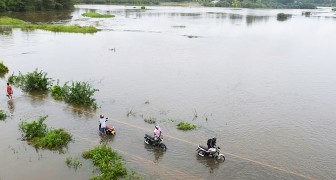 කලාවැව අවට පහත්බිම්වල ජනතාවට ඉවත් වන්නැයි දැනුම්දීමක් කලාවැව අවට පහත්බිම්වල ජනතාවට ඉවත් වන්නැයි දැනුම්දීමක්