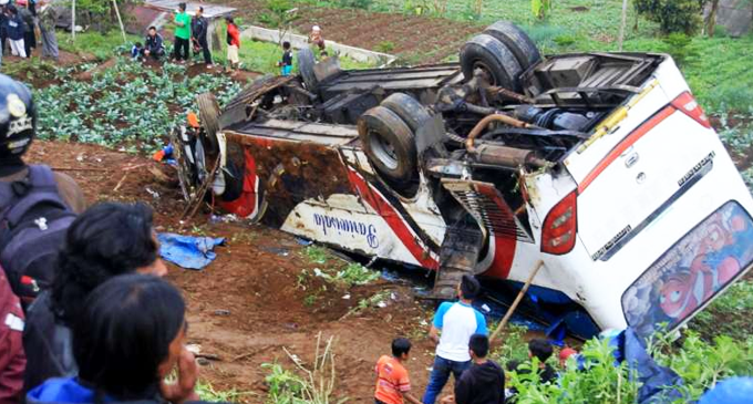 ඉන්දුනීසියාවේ බස් රථයක් පෙරළී 24 ක් මරුට ඉන්දුනීසියාවේ බස් රථයක් පෙරළී 24 ක් මරුට