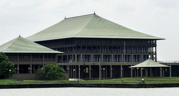 පාර්ලිමේන්තු වටරවුමේදී හෙට උද්ඝෝෂණයක් පාර්ලිමේන්තු වටරවුමේදී හෙට උද්ඝෝෂණයක්