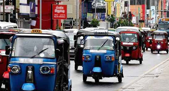 ත්රිරෝද රියදුරන්ට පොලිසියෙන් පණිවුඩයක් ත්රිරෝද රියදුරන්ට පොලිසියෙන් පණිවුඩයක්