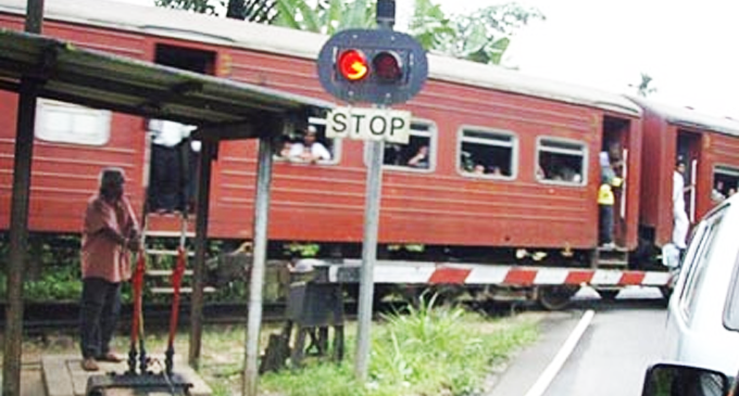 ඉන්ධන දුම්රිය කොලොන්නාවේ නැවතෙයි ඉන්ධන දුම්රිය කොලොන්නාවේ නැවතෙයි