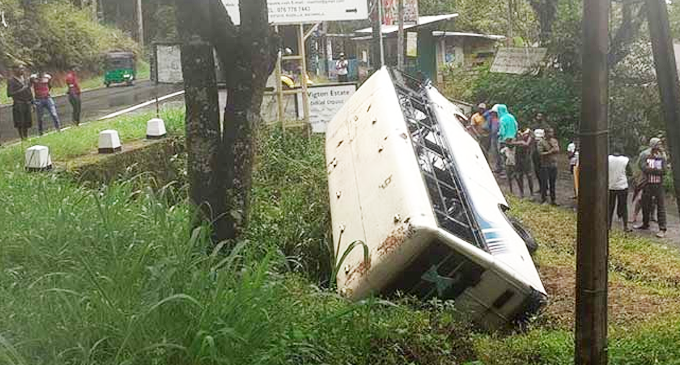 පෞද්ගලික බස් රථයක් හැටන් ප්රදේශයේදී අනතුරට පෞද්ගලික බස් රථයක් හැටන් ප්රදේශයේදී අනතුරට