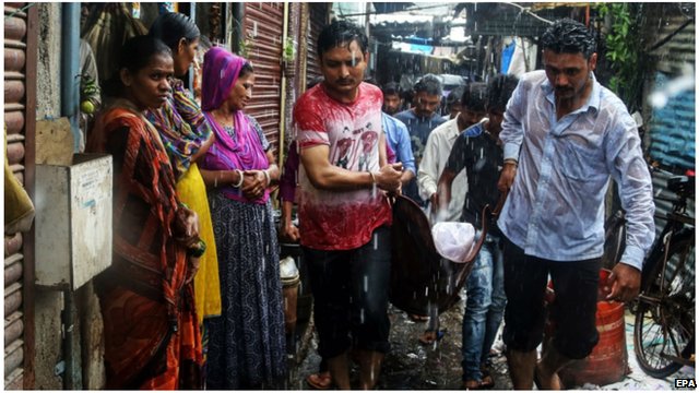 නීති විරෝධී මත්පැන් පානයෙන් ඉන්දියාවේ 86ක් මිය යයි නීති විරෝධී මත්පැන් පානයෙන් ඉන්දියාවේ 86ක් මිය යයි