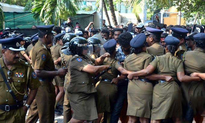 කාන්තා පොලිස් නිලධාරීන් රාජකාරියෙන් නිදහස් කාන්තා පොලිස් නිලධාරීන් රාජකාරියෙන් නිදහස්