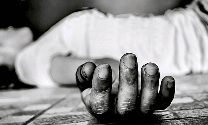 ලේස් පටියකින් ගෙලවැලලාගෙන සිරකරුවෙකු මරුට ලේස් පටියකින් ගෙලවැලලාගෙන සිරකරුවෙකු මරුට