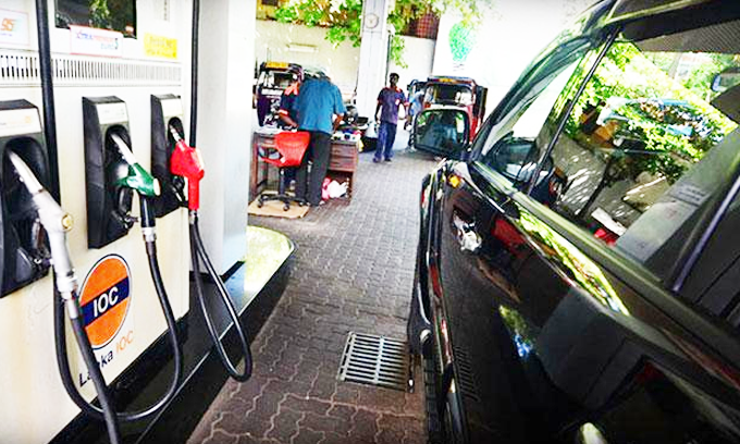 ඉන්ධන මිල අද මධ්යම රාත්රියේ සිට ඉහළට ඉන්ධන මිල අද මධ්යම රාත්රියේ සිට ඉහළට