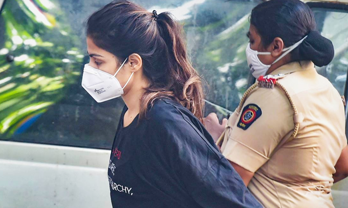 රියා චක්රබෝර්ති ඇප මත නිදහස් කරයි රියා චක්රබෝර්ති ඇප මත නිදහස් කරයි