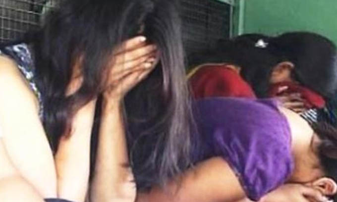ෆේස් බුක් හරහා තරුණයින් ඇද ගත් ගණිකා නිවසක් ෆේස් බුක් හරහා තරුණයින් ඇද ගත් ගණිකා නිවසක්