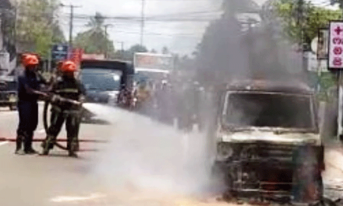 පානදුරේදී හදිසියේ වෑන් රථයක් ගිනි ගනී පානදුරේදී හදිසියේ වෑන් රථයක් ගිනි ගනී