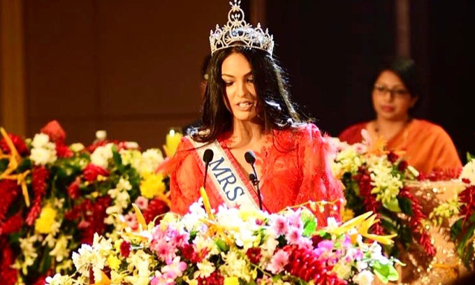 කැරොලයින් නිහඬතාවය බිඳ දමමින් කරළියට කැරොලයින් නිහඬතාවය බිඳ දමමින් කරළියට