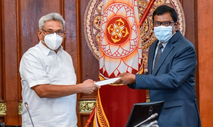 ඝණ අපද්රව්ය කළමනාකරණය පිළිබඳ විශේෂඥ කමිටු වාර්තාව ජනපති අතට ඝණ අපද්රව්ය කළමනාකරණය පිළිබඳ විශේෂඥ කමිටු වාර්තාව ජනපති අතට