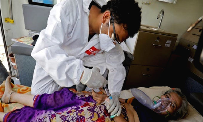 ඉන්දියාවේ ආසාදිතයන්ට ප්රතිකාර කිරීමට වෛද්ය සිසුන් අනුයුක්ත කරයි ඉන්දියාවේ ආසාදිතයන්ට ප්රතිකාර කිරීමට වෛද්ය සිසුන් අනුයුක්ත කරයි