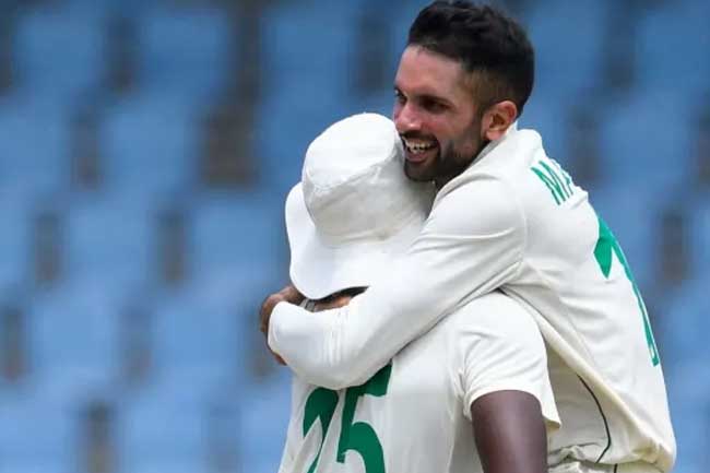කේශාව් මහරාජ් ගෙන් කඩුලු ත්රිත්වයක් – දකුණු අප්රිකාවට පහසු ජයක් කේශාව් මහරාජ් ගෙන් කඩුලු ත්රිත්වයක් – දකුණු අප්රිකාවට පහසු ජයක්
