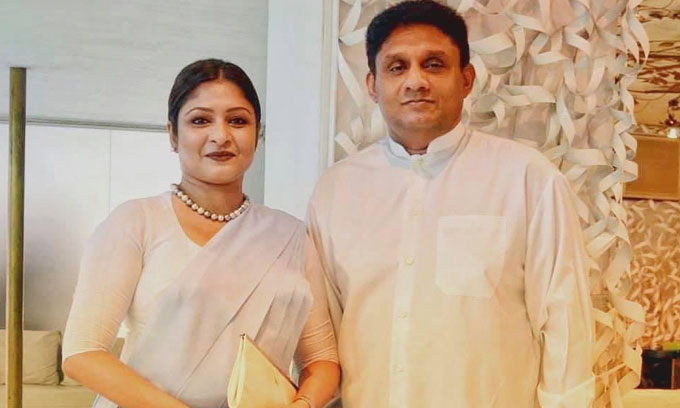 විපක්ෂ නායකවරයා සහ බිරිඳ රෝහලෙන් නික්මෙයි විපක්ෂ නායකවරයා සහ බිරිඳ රෝහලෙන් නික්මෙයි