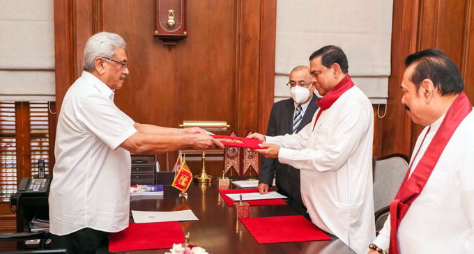 බැසිල් රාජපක්ෂ මුදල් අමාත්යවරයා ලෙස පත් කරයි බැසිල් රාජපක්ෂ මුදල් අමාත්යවරයා ලෙස පත් කරයි