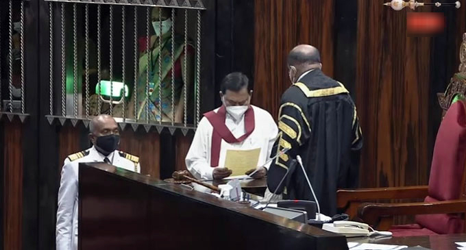 බැසිල් රාජපක්ෂ පාර්ලිමේන්තු මන්ත්රීවරයෙකු ලෙස දිවුරුම් දෙයි බැසිල් රාජපක්ෂ පාර්ලිමේන්තු මන්ත්රීවරයෙකු ලෙස දිවුරුම් දෙයි