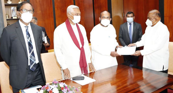 අප්රේල් 21 වැනි සිද්ධීන් පිළිබඳ සෙවූ කමිටුවේ වාර්තාව කථානායකට අප්රේල් 21 වැනි සිද්ධීන් පිළිබඳ සෙවූ කමිටුවේ වාර්තාව කථානායකට