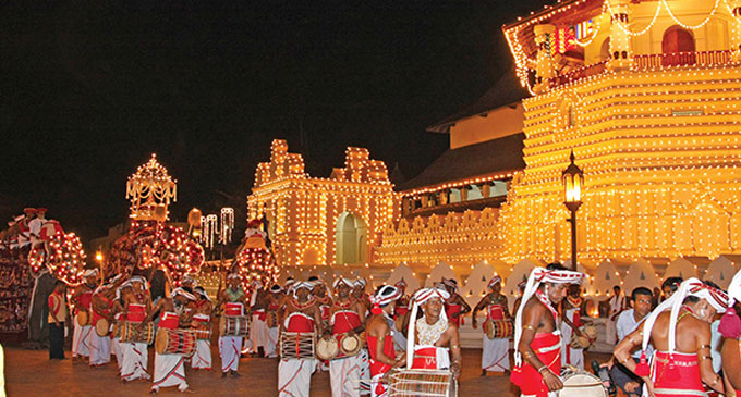මහනුවර ඇසළ පෙරහර මංගල්ය ජෛව ආරක්ෂක බුබුළක් යටතේ මහනුවර ඇසළ පෙරහර මංගල්ය ජෛව ආරක්ෂක බුබුළක් යටතේ