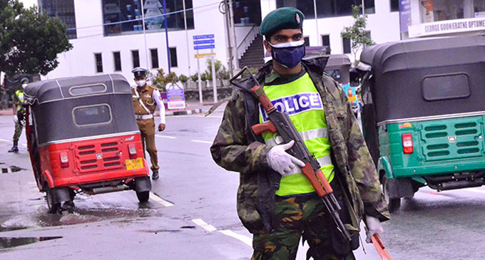 ඇඳිරි නීතිය උල්ලංඝණය කළ 551 ක් අත්අඩංගුවට ඇඳිරි නීතිය උල්ලංඝණය කළ 551 ක් අත්අඩංගුවට