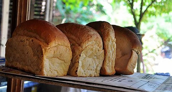 පිටි අඩු නිසා පාන් අඩු වෙයි පිටි අඩු නිසා පාන් අඩු වෙයි