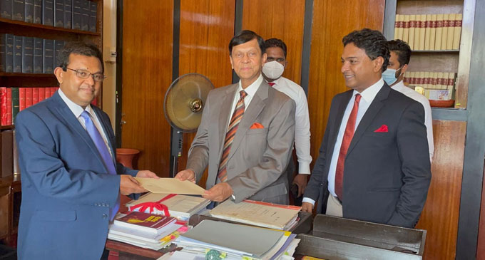 කබ්රාල් සිය අස්වීමේ ලිපිය නිල වශයෙන් භාරදෙයි කබ්රාල් සිය අස්වීමේ ලිපිය නිල වශයෙන් භාරදෙයි