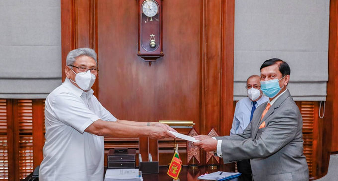 නව මහ බැංකු අධිපති ජනපති අතින් පත්වීම් ලබයි නව මහ බැංකු අධිපති ජනපති අතින් පත්වීම් ලබයි