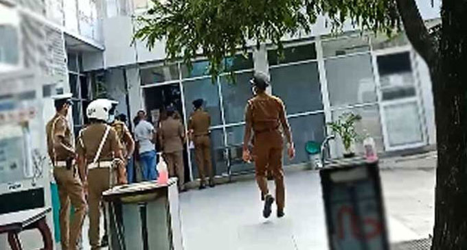 නාරාහේන්පිට අත් බෝම්බයක් : විමර්ශන කොළඹ අපරාධ කොට්ඨාශයට නාරාහේන්පිට අත් බෝම්බයක් : විමර්ශන කොළඹ අපරාධ කොට්ඨාශයට