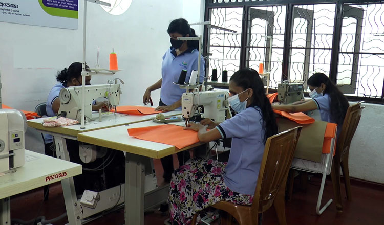අන්ධ කාන්තාවන් පමණක් සේවයේ නියුතු ඇඟලුම් කම්හලක් අන්ධ කාන්තාවන් පමණක් සේවයේ නියුතු ඇඟලුම් කම්හලක්