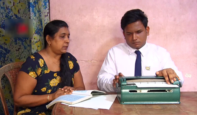 බාධක ජයගෙන සාර්ථකව සිය අධ්යාපන කටයුතු කරන දෘශ්යාබාධිත ශිෂ්යයා බාධක ජයගෙන සාර්ථකව සිය අධ්යාපන කටයුතු කරන දෘශ්යාබාධිත ශිෂ්යයා