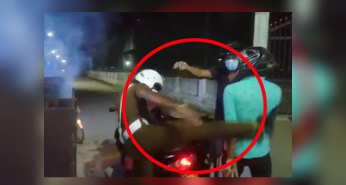 එරාවුර් තරුණයින් දෙදෙනෙකුට පහර දුන් පොලිස් නිලධාරිගේ වැඩ තහනම් එරාවුර් තරුණයින් දෙදෙනෙකුට පහර දුන් පොලිස් නිලධාරිගේ වැඩ තහනම්