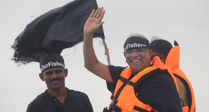 උතුරු නැගෙනහිර ධීවරයන් මුහුදේ විරෝධතාවක උතුරු නැගෙනහිර ධීවරයන් මුහුදේ විරෝධතාවක