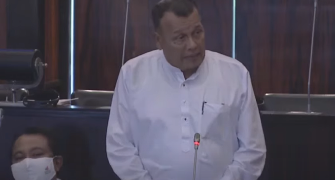 මහින්ද තම මන්ත්රී ධුරයෙන් ඉල්ලා අස් වීමට තීරණය කරයි මහින්ද තම මන්ත්රී ධුරයෙන් ඉල්ලා අස් වීමට තීරණය කරයි