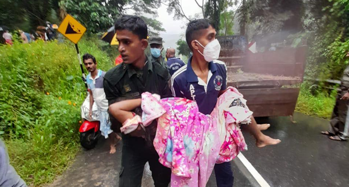 රඹුක්කන නිවසකට පස් කන්දක් කඩා වැටී තිදෙනෙකු මරුට රඹුක්කන නිවසකට පස් කන්දක් කඩා වැටී තිදෙනෙකු මරුට