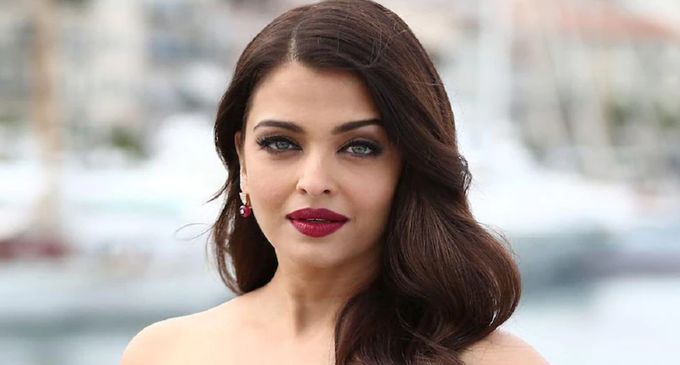 සුපිරි නිළි අයිශ්වර්යාගෙන් පැනමා පත්රිකා සම්බන්ධයෙන් ප්රශ්න කෙරෙයි. සුපිරි නිළි අයිශ්වර්යාගෙන් පැනමා පත්රිකා සම්බන්ධයෙන් ප්රශ්න කෙරෙයි.