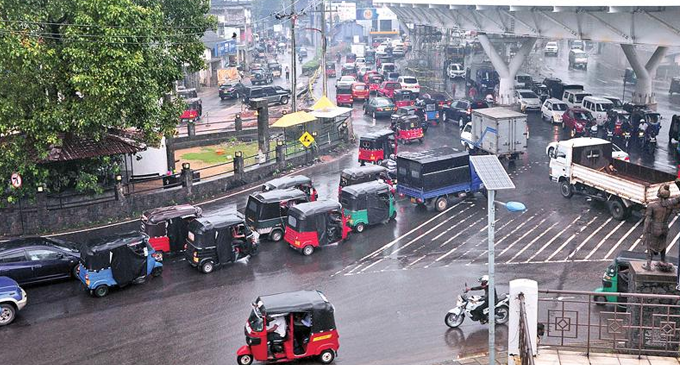 කොළඹට එන සියලුම රථවාහනවලට පොලිසියෙන් විශේෂ දැනුම්දීමක් කොළඹට එන සියලුම රථවාහනවලට පොලිසියෙන් විශේෂ දැනුම්දීමක්