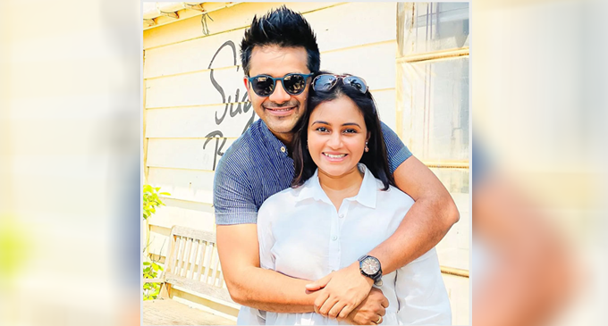 සාරංග තම දෝණිගේ ජායාරූපයක් මාධ්යට නිකුත් කරයි සාරංග තම දෝණිගේ ජායාරූපයක් මාධ්යට නිකුත් කරයි
