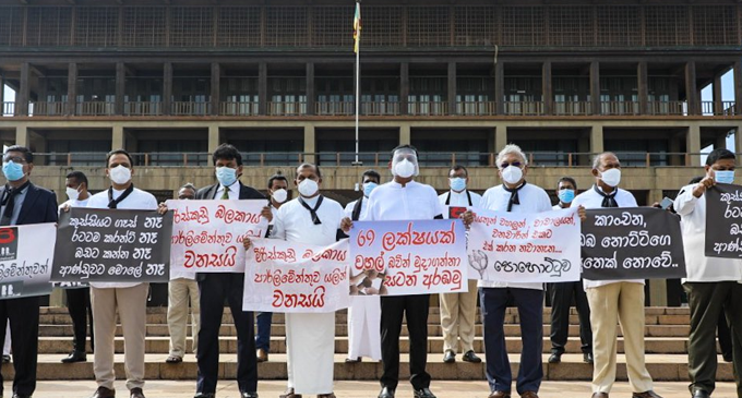 සජබ මන්ත්රීවරුන් පාර්ලිමේන්තුව ඉදිරියේ විරෝධතාවයක සජබ මන්ත්රීවරුන් පාර්ලිමේන්තුව ඉදිරියේ විරෝධතාවයක