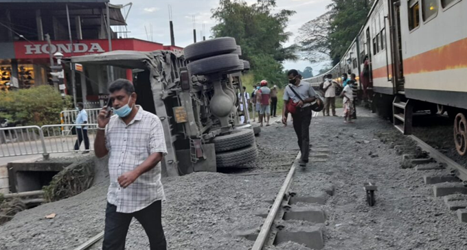 මීරිගමදී ටිපර් රථයක් දුම්රියක ගැටෙයි මීරිගමදී ටිපර් රථයක් දුම්රියක ගැටෙයි